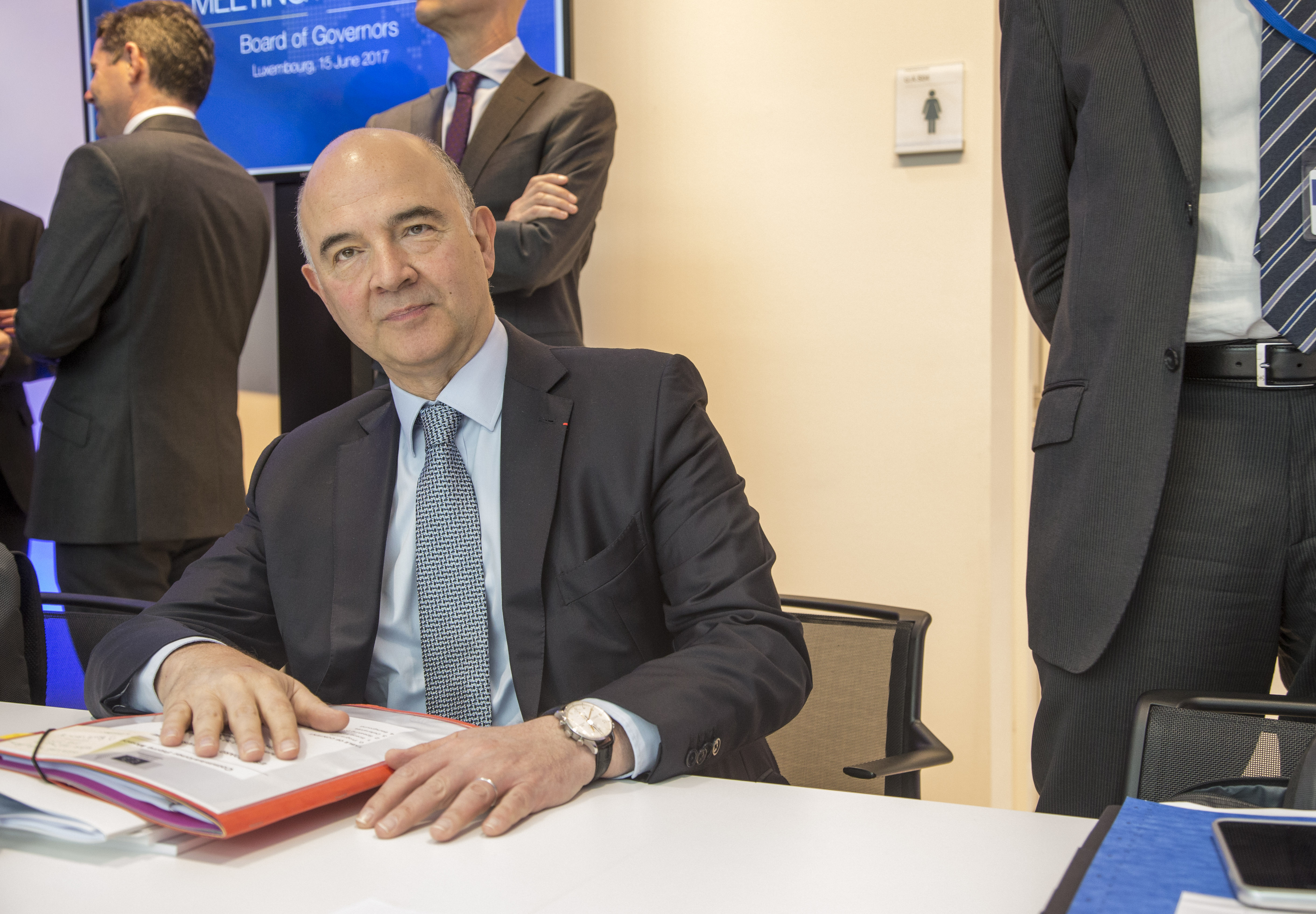 Ο Μοσκοβισί συνδέει την υποδόση με τους πλειστηριασμούς και «αδειάζει» το υπουργείο Οικονομικών